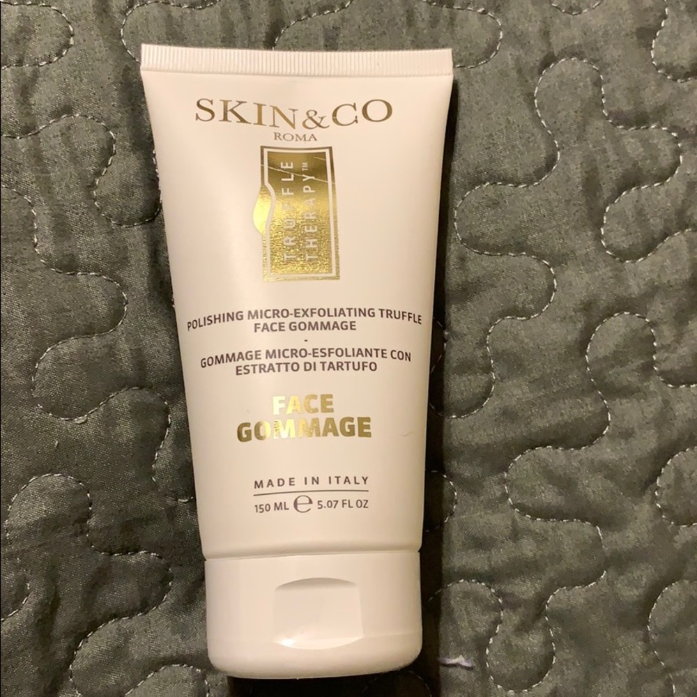 Exfoliating truffle face gommage